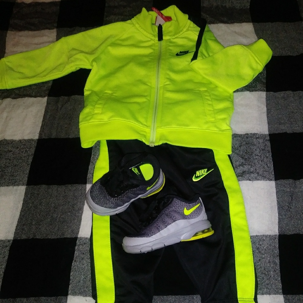 nike sweatsuit and gym shoes